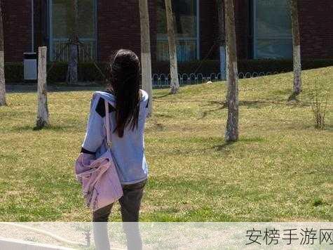 偷拍又大又白的大白屁股：清纯妹子背影靓丽写真