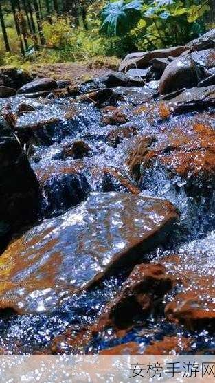 两峰夹小溪地湿：溪水潺潺两岸青